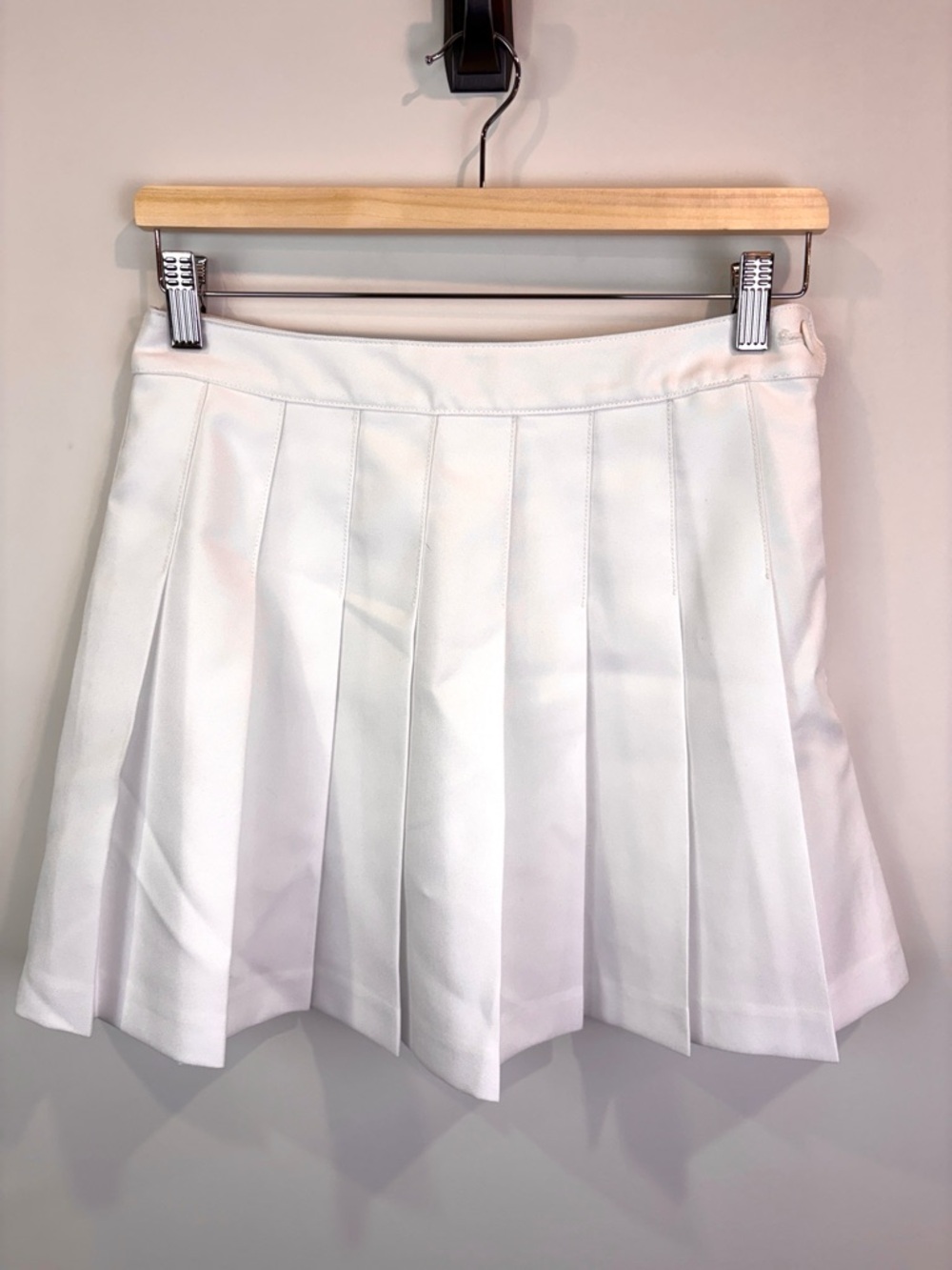 Aritzia TNA White Pleated Women’s Skirt size 8